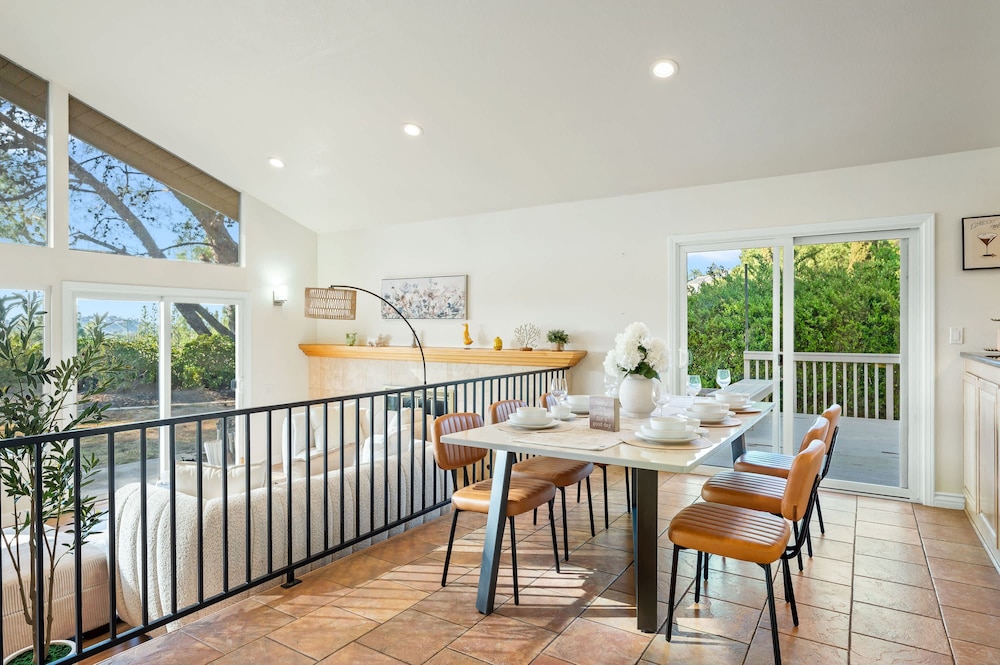 Spacious Retreat With Scenic Mountain Views