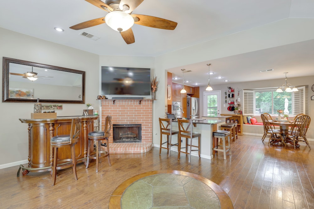 5 Mi to Lewisville Lake: Couple's Retreat w/ Yard