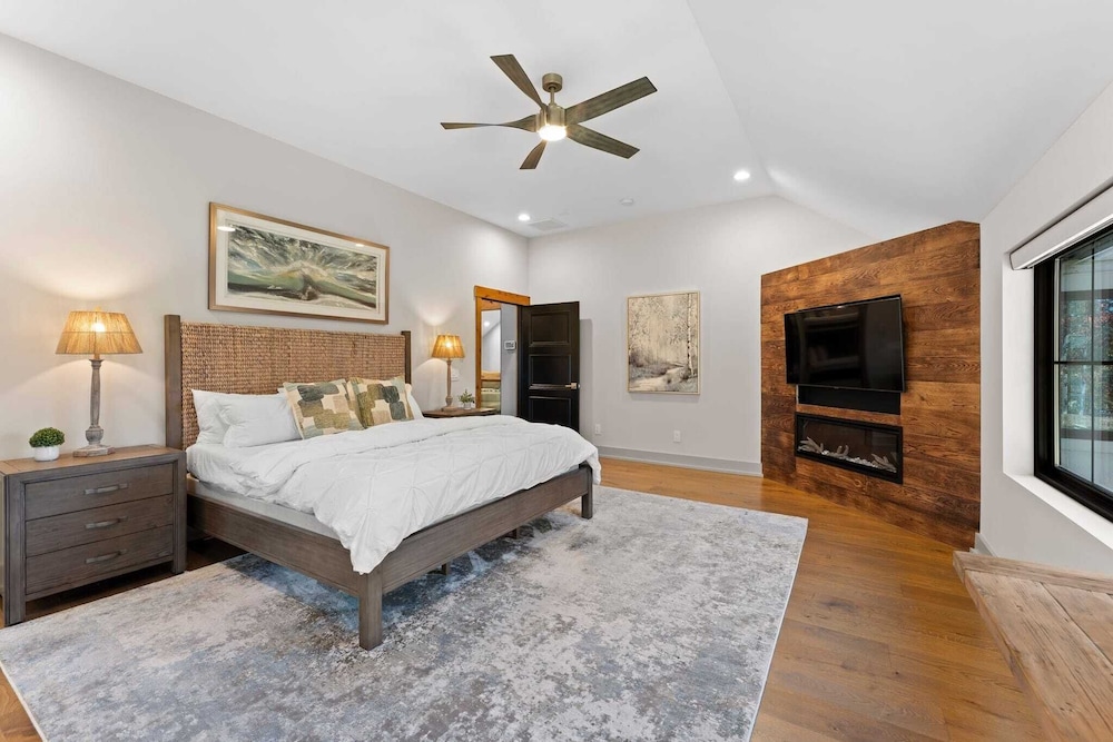 The Grand on Greenbay-7 Bedrooms Sleeps 21 Modern new Build