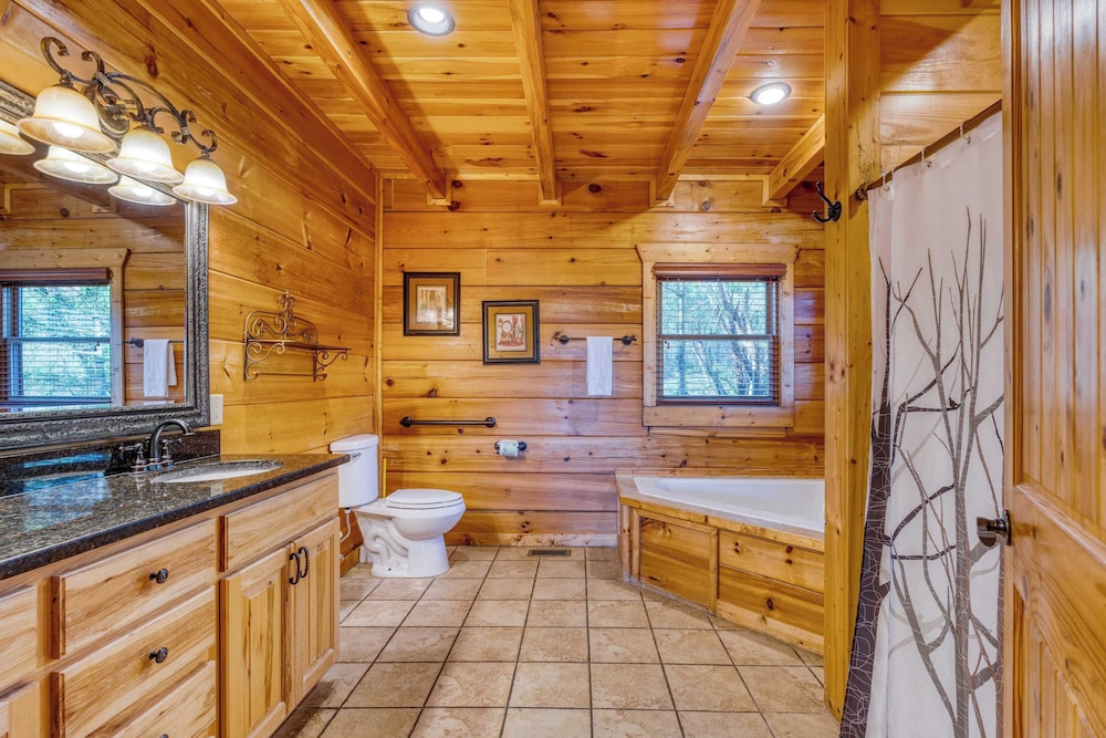 Luxury Cabin w/ Elevator, Theater & Hot Tub Near Dollywood Smoky Vista Lodge