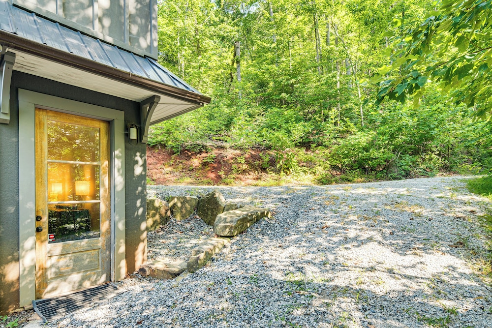 Hot Tub & Mtn Views: Modern Old Fort Hideaway!