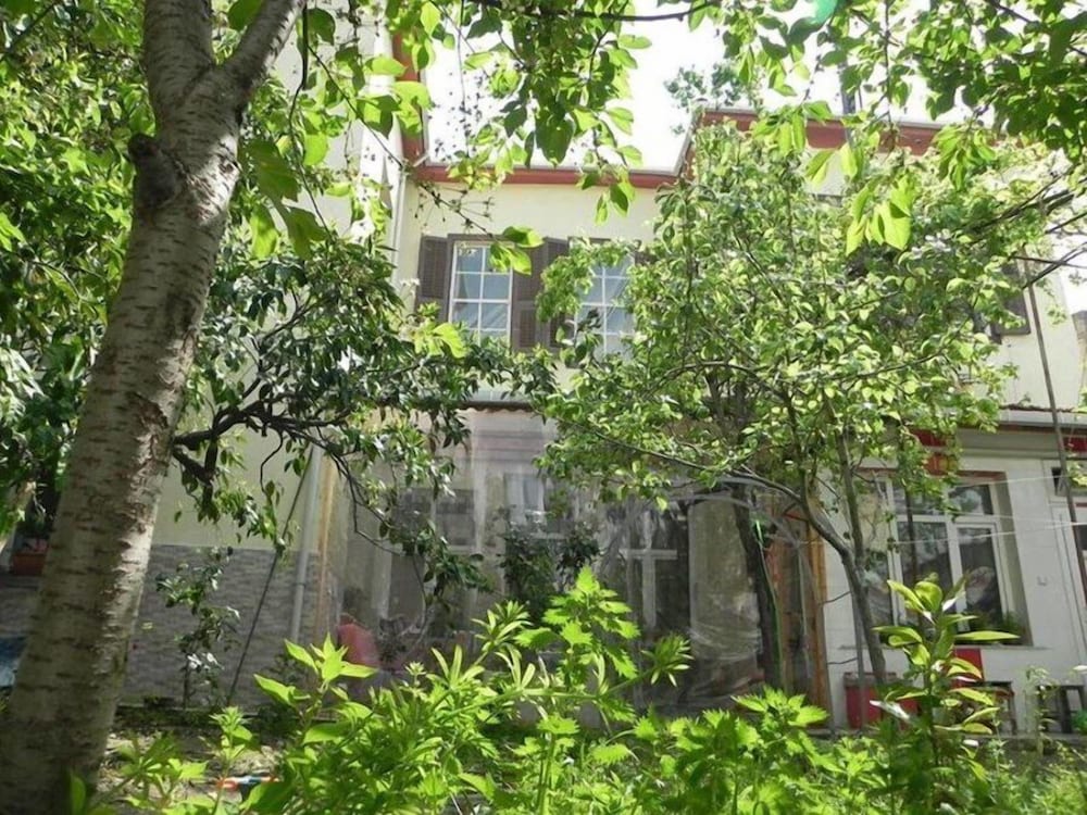 Lotus Garden Hostel - Image 34