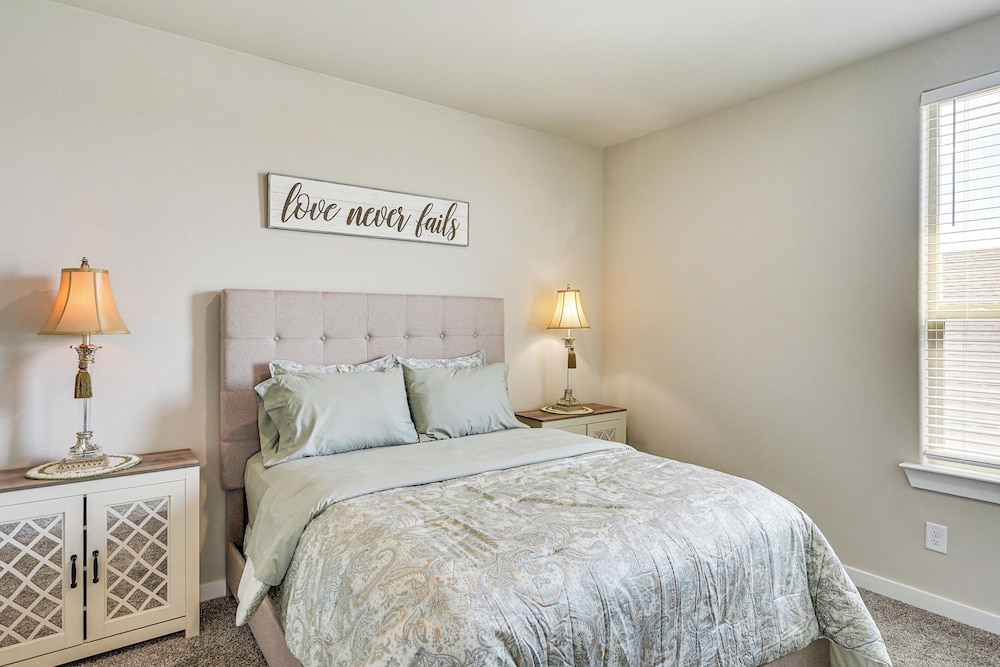Spacious Family Home w/ Office in Midland-odessa!