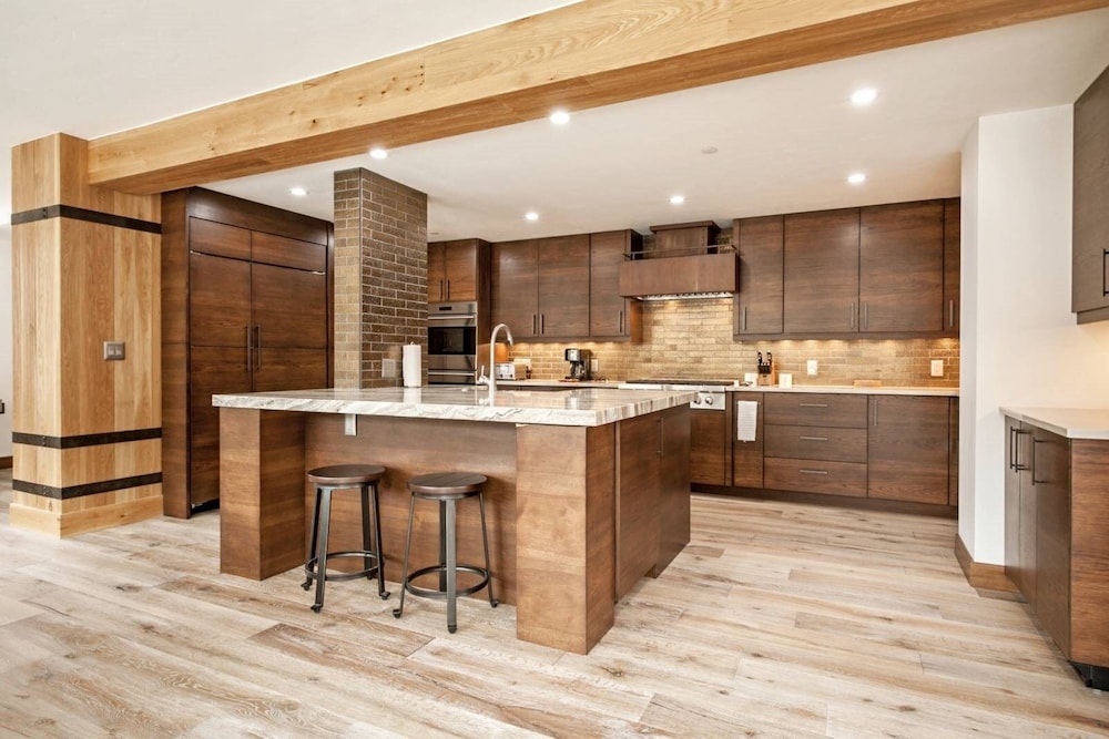 Luxe 4 Bedroom Beaver Creek Lodge Condo With ski in, ski out Access