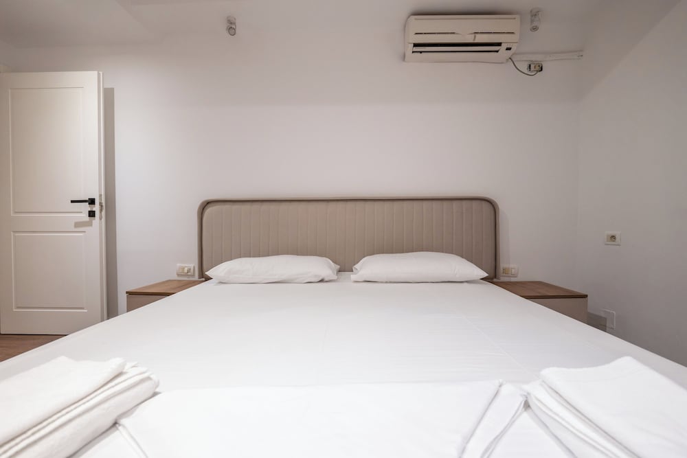 Tirent Apartment Komuna Parisit 2