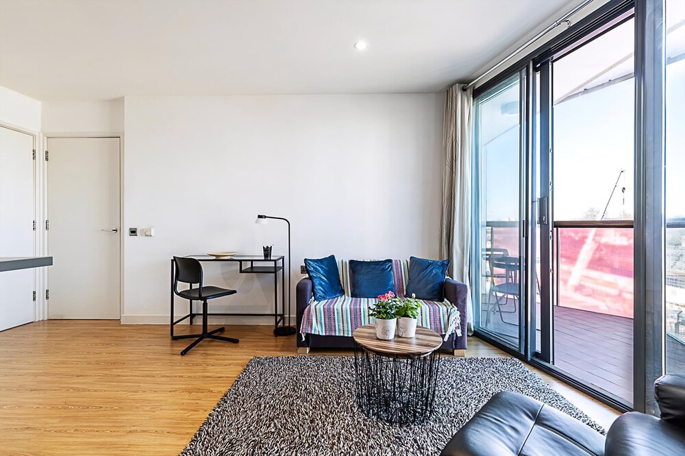 Bright Camden Retreat With Balcony