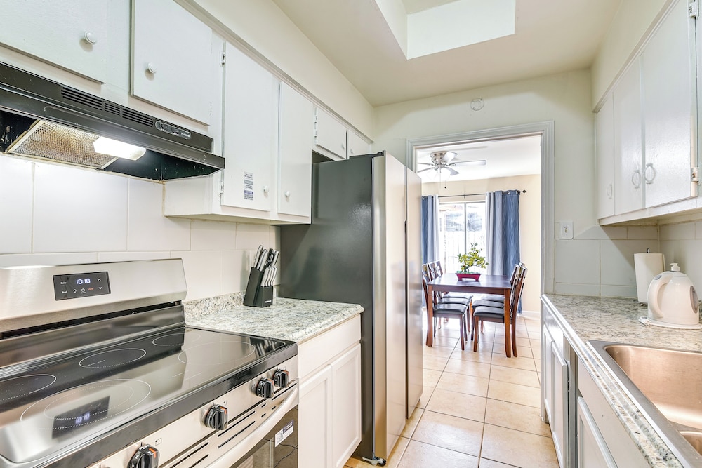 2 Mi to Chinatown: Pet-friendly Houston Home