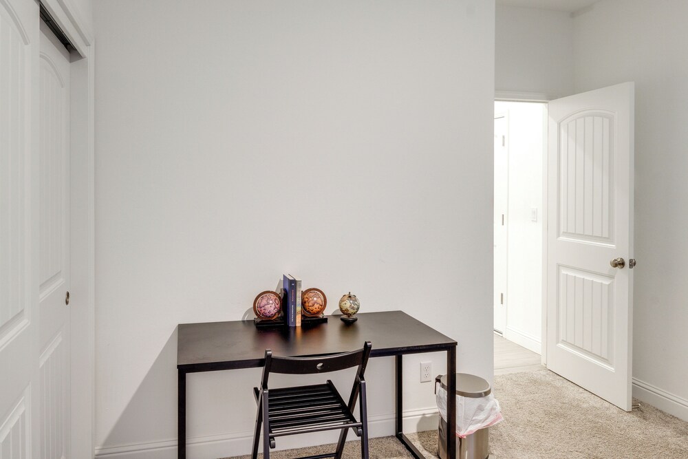 9 Mi to Dtwn Bakersfield: Pet-friendly Home