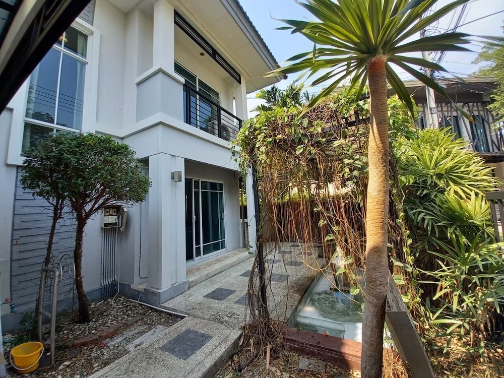 Spacious Entire House With Shared Fitness Room and Shared Indoor Pool in Club
