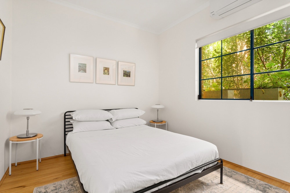Spacious 2-bed Townhouse With a Lush Courtyard