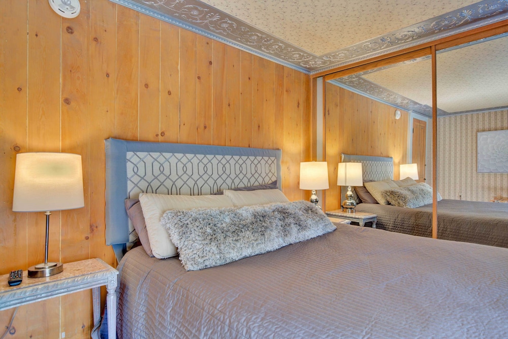 Historic Breck Cabin w/ Hot Tub: Walk to Main St! view 3