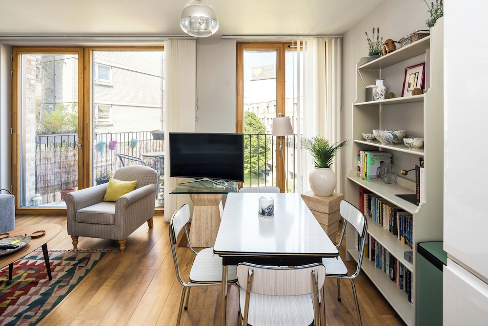 Shiny & Comfy stay with Underground links nearby!