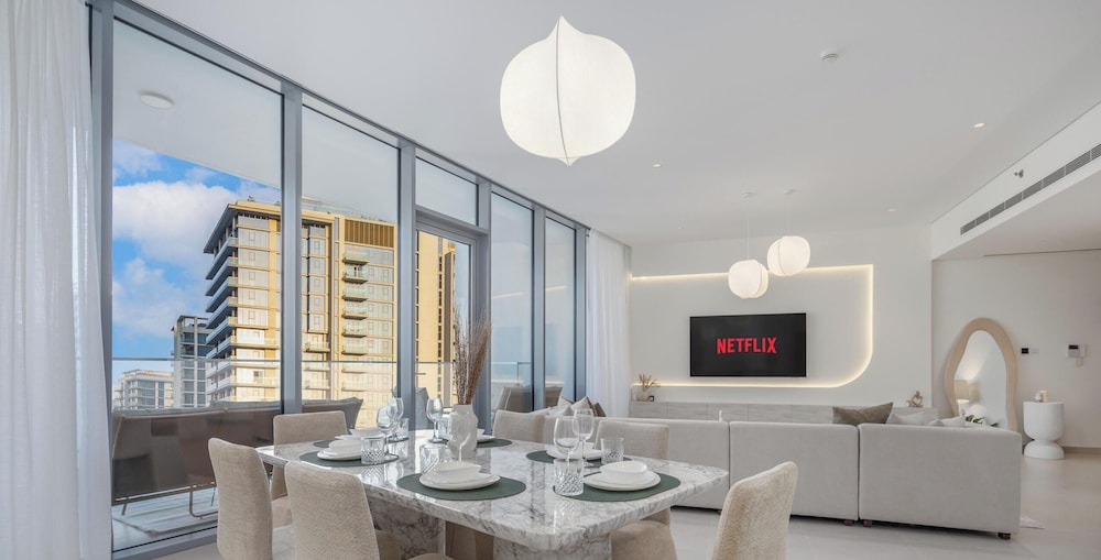 LUX The Burj Khalifa Lagoon View Suite 5
