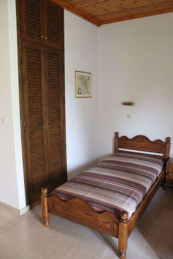 Repose Olive Grove Roda view 3