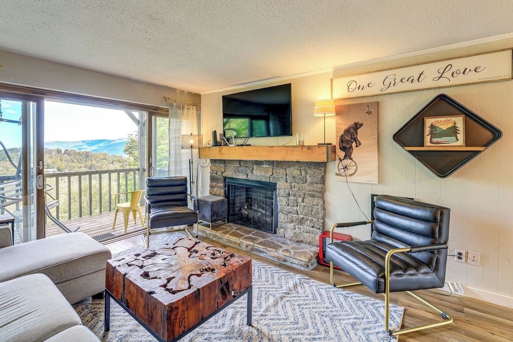 1 Mi to Slopes! Sugar Mountain Retreat w/ Views