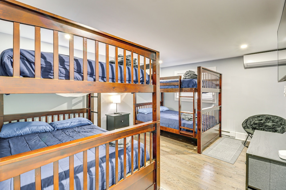 Modern Mountain Escape in Poconos: Walk to Slopes!