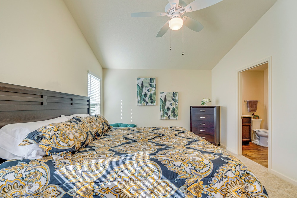 Golf, Shop & Unwind: Lovely Home in The Villages!