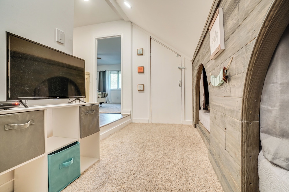 Spacious Rustic Helen Abode ~ 1/2 Mi From Tubing! view 3