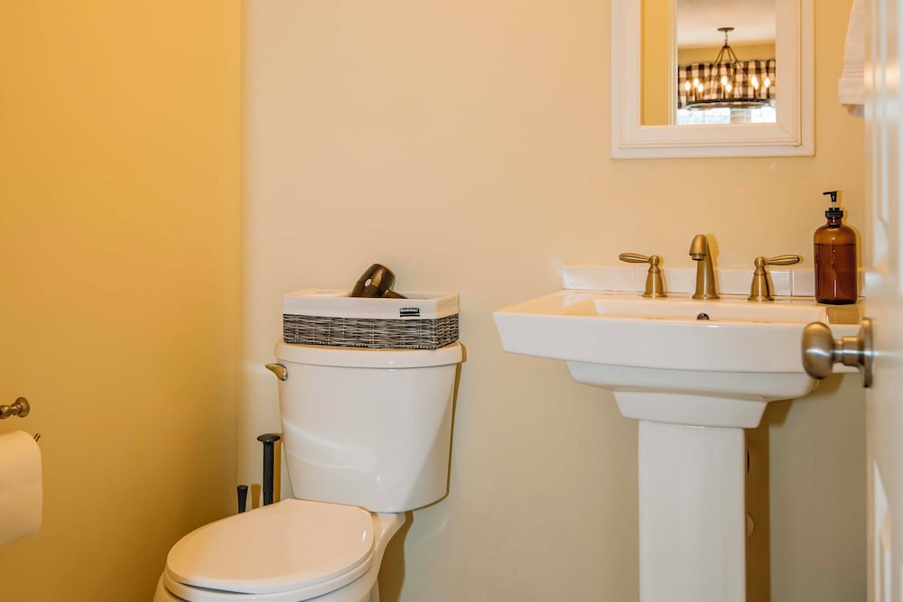 1 Mi to Dtwn Black Mountain: Home w/ Patio & Yard