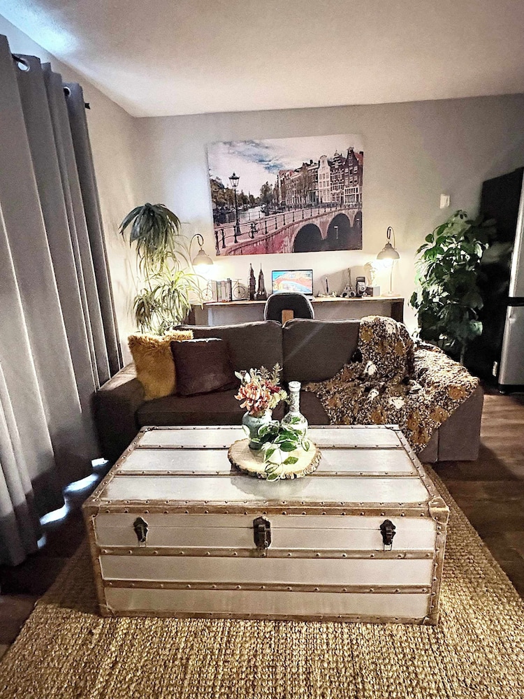 Stylish Downtown Condo near Rogers Place | Parking, Gym, Balcony & Kitchen