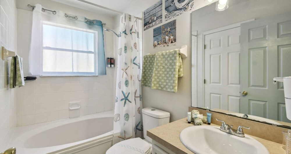 Large 6BR Family Home w Pool Hot Tub Games Room
