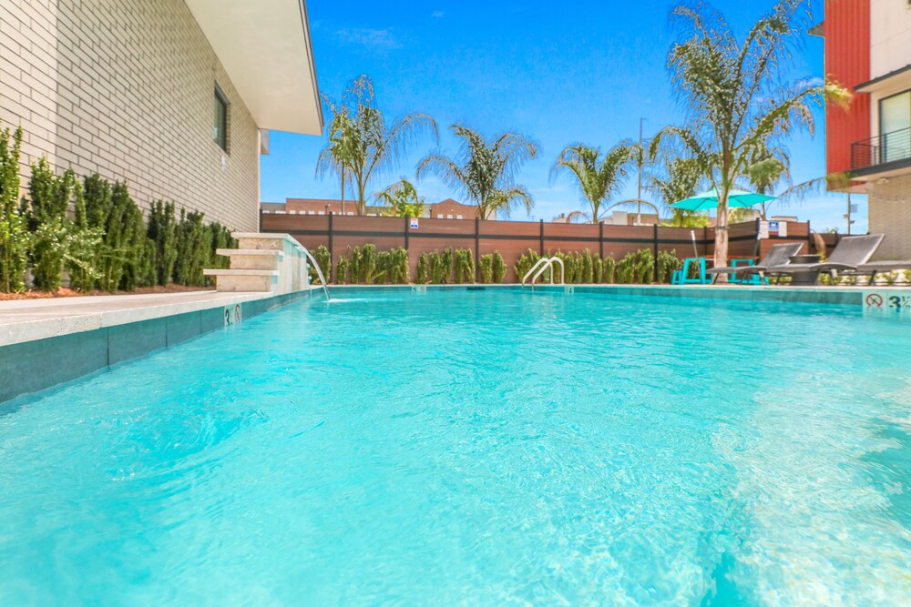 Luxury 3-Story Home w/ Pool & Parking garage - Image 3