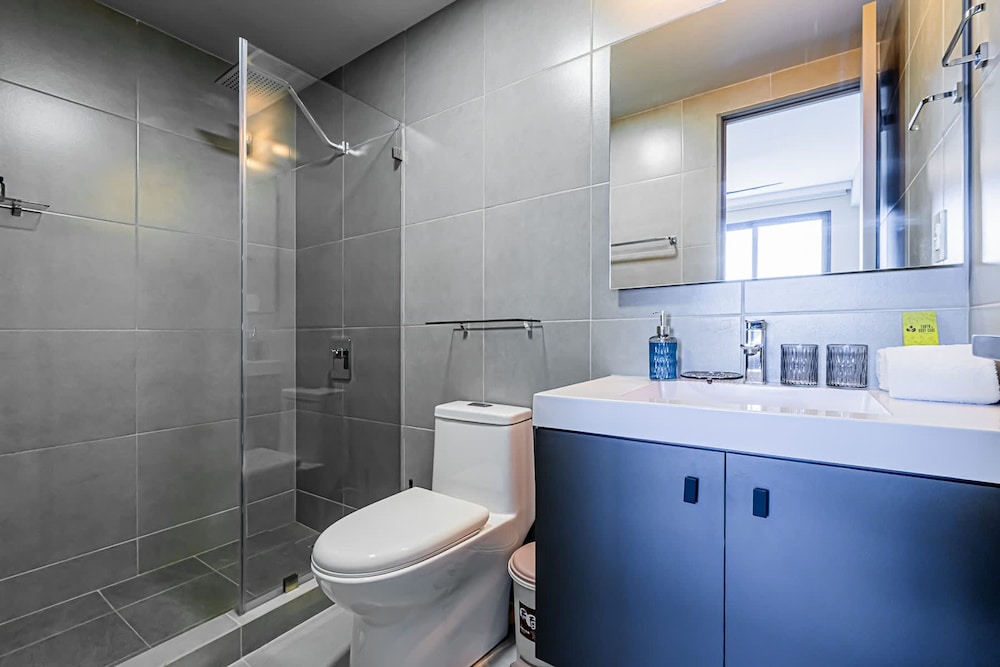 w Regal 1BR w Great Deco in Centriqo