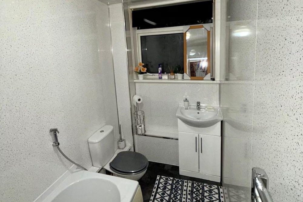 2 Bedroom Apartment - Sleeps 4, Free Parking, Wifi