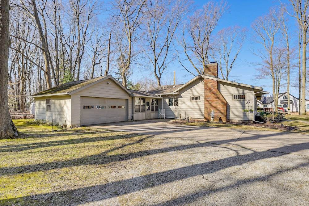 3 Mi to Duck Lake State Park: Home w/ Deck!