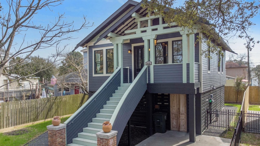 Elegant and Unique Galveston Home Close to Beach view 4