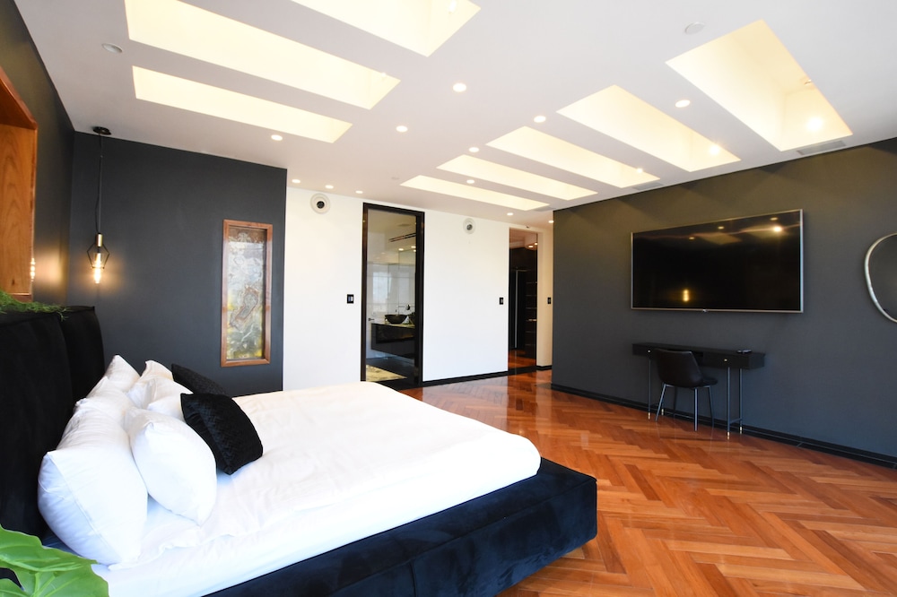 Tower Sea View Luxury 32 Floor Apartment view 4