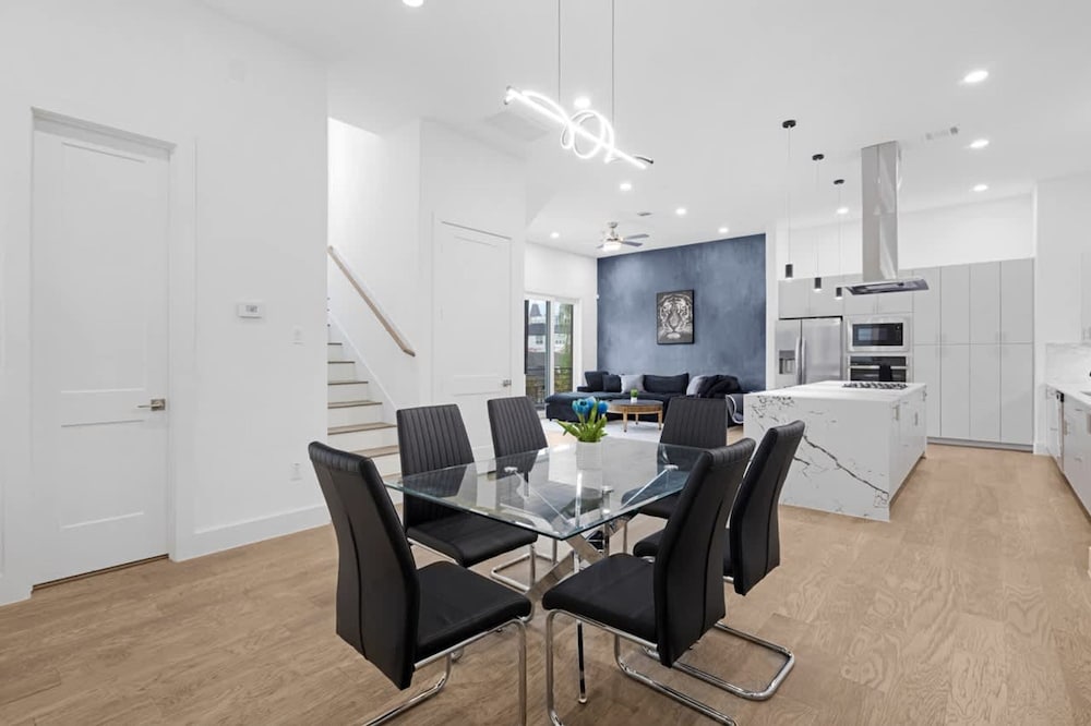 Perfect Houston Group Stay for 12 With 6 Beds 6 Baths