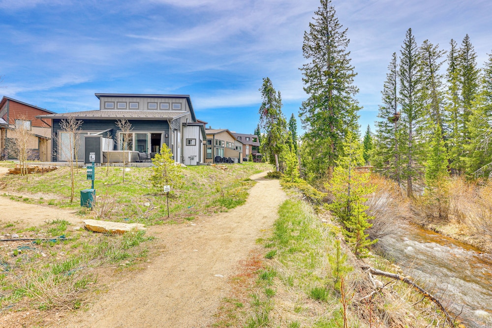 Walk to Dtwn: Fraser Retreat w/ Hot Tub & Views!