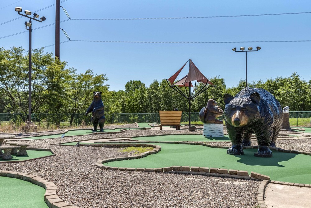 Three Bears Waterpark Resort Near Tomah, Ascend Collection Hotel