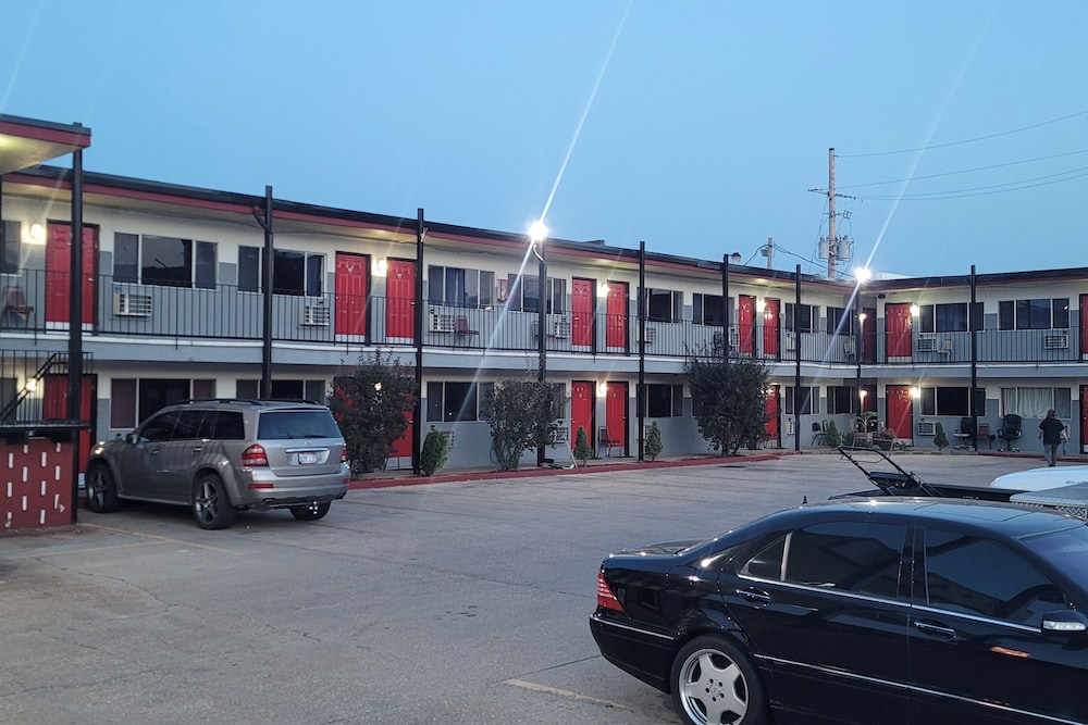 Hutchinson Vacations - Sky-Palace Inn  Suites Hutchinson - Property Image 8