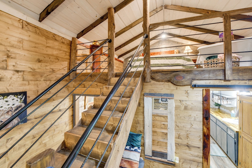 Lake Eufaula Access: Cozy Wood Cabin w/ Yard!