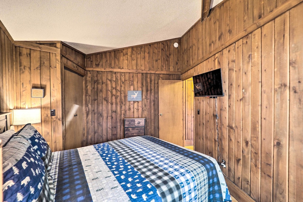 Beech Mountain Cabin w/ Deck: Half-mi to Skiing view 2