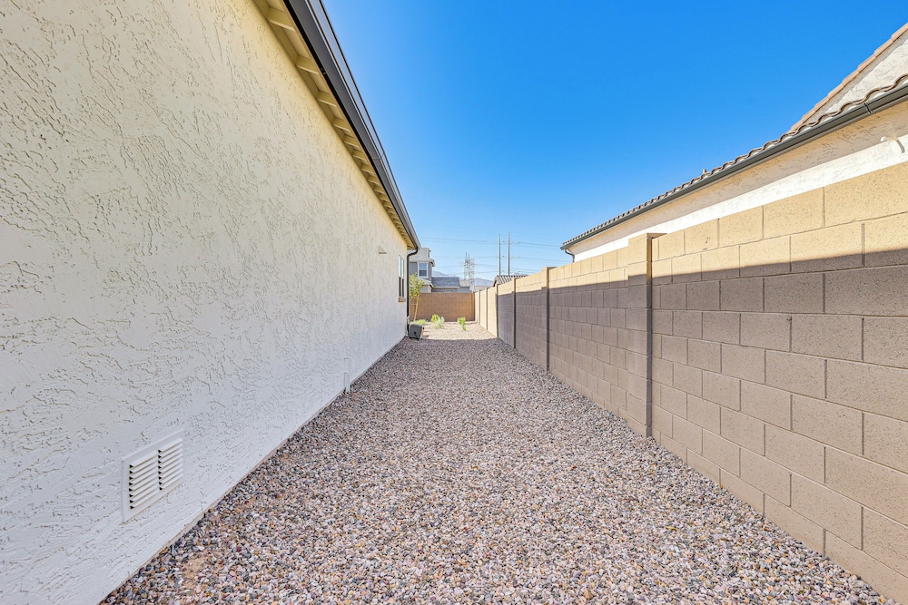 Getaway w/ Fenced Yard: 4 Mi to Phoenix Raceway