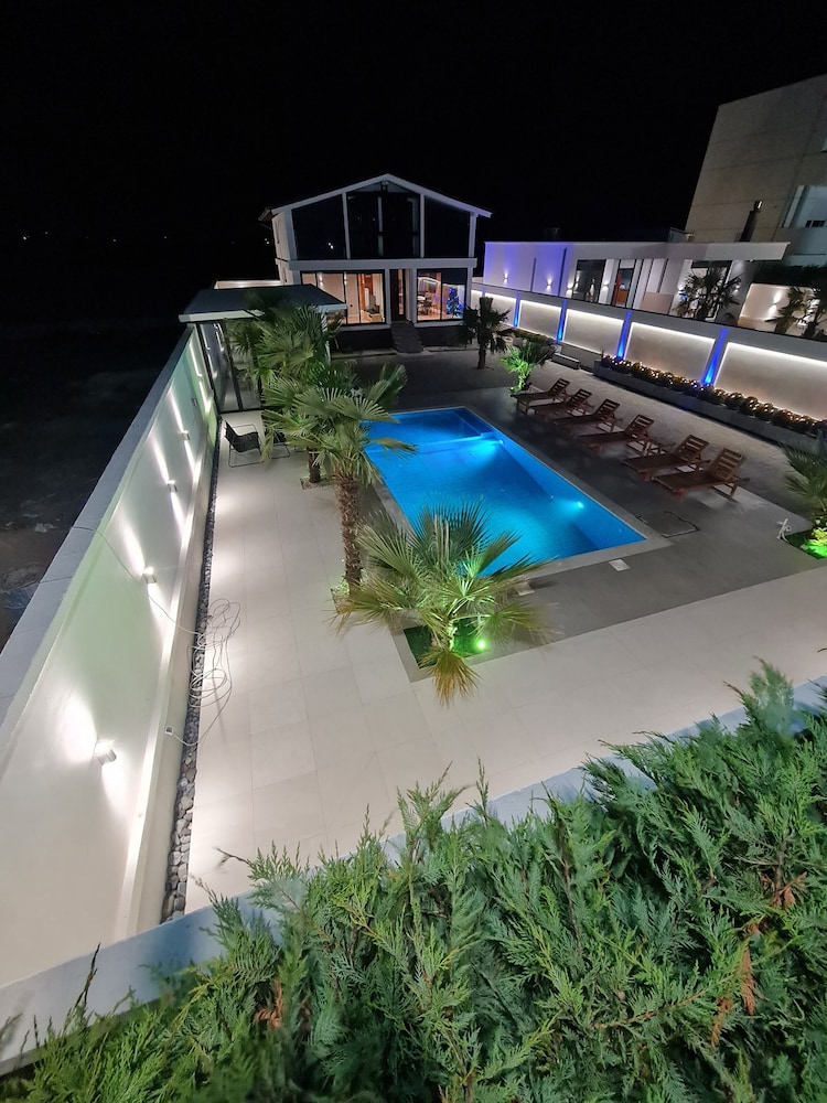 La Mirage Group Villas