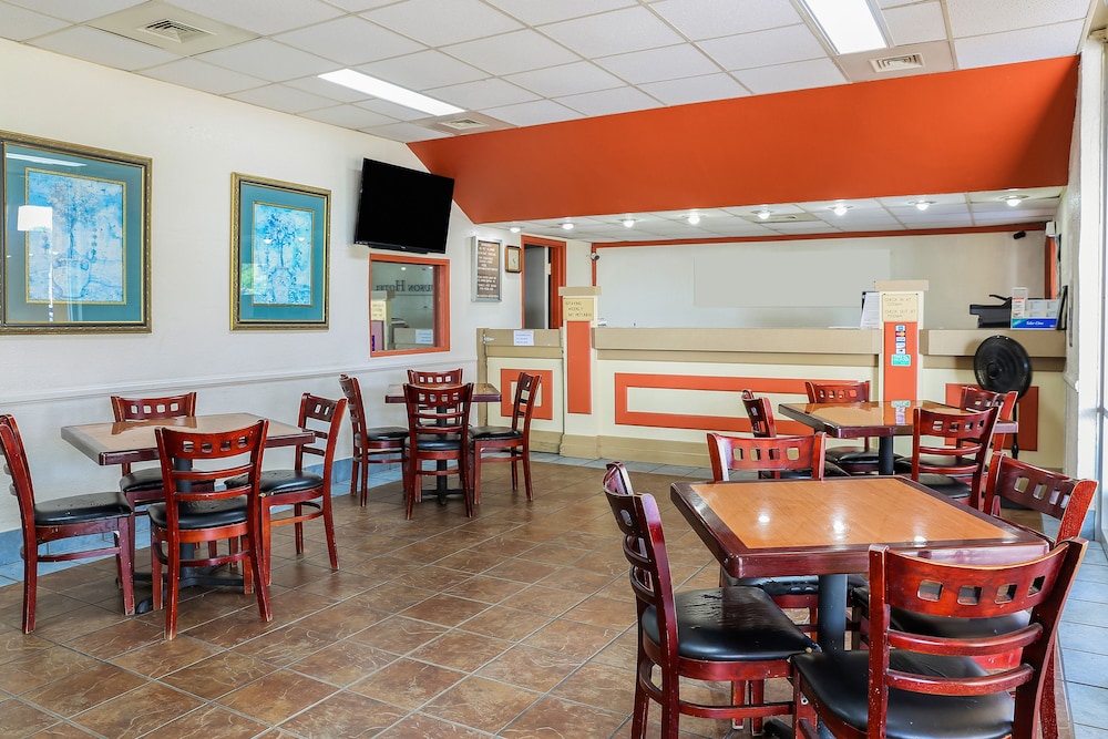 Opelika Vacations - Springwood Hotel - Property Image 22