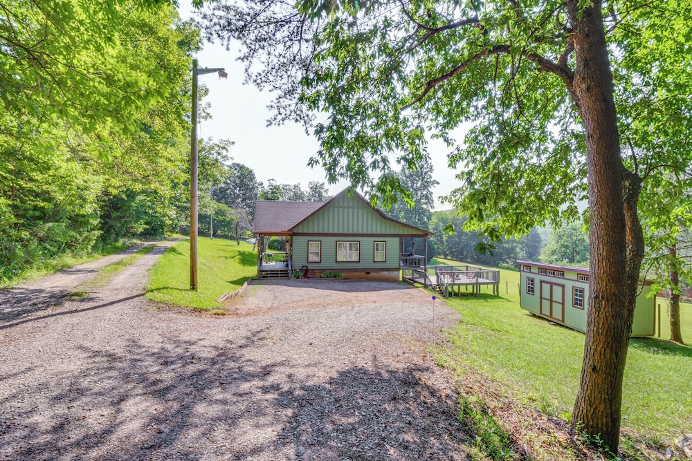 Hiawassee Cabin Near Lake Chatuge + AT Trailheads