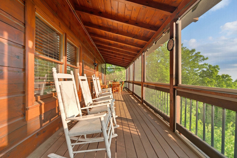 Breathtaking Hideaway 5 Bedroom Cabin