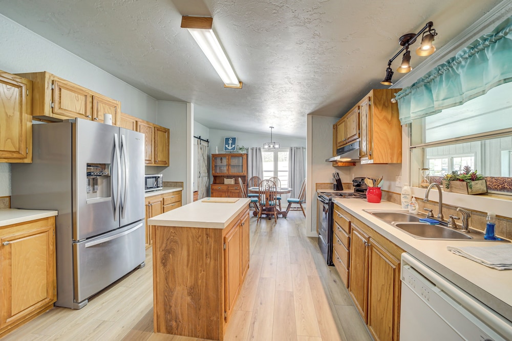 Walk to Beach: Eufaula Home w/ Outdoor Seating!