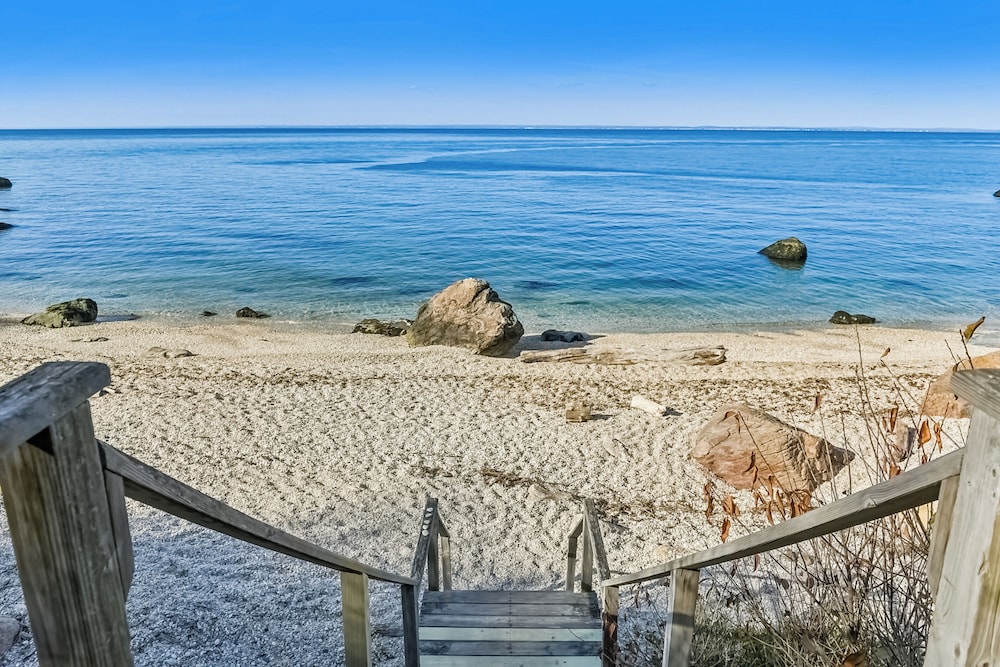 3BR Home Walk to Beach w/ Outdoor Shower & Grill