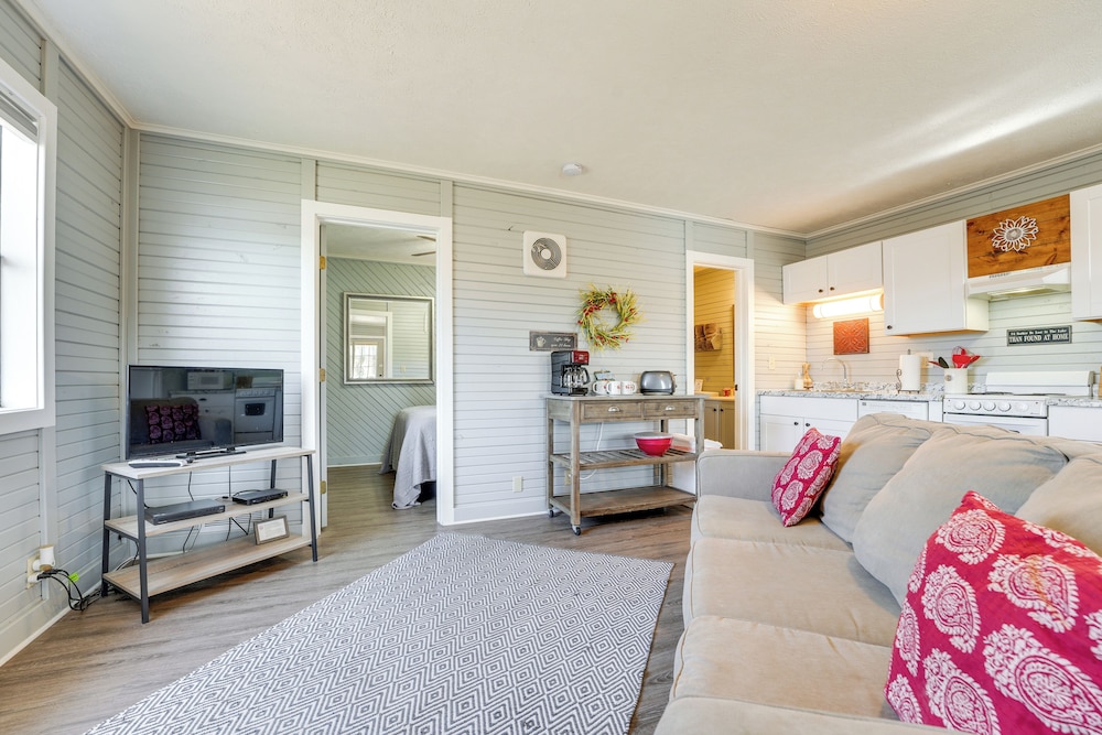 Lake Views & On-site Hiking: Cape Fair Cottage