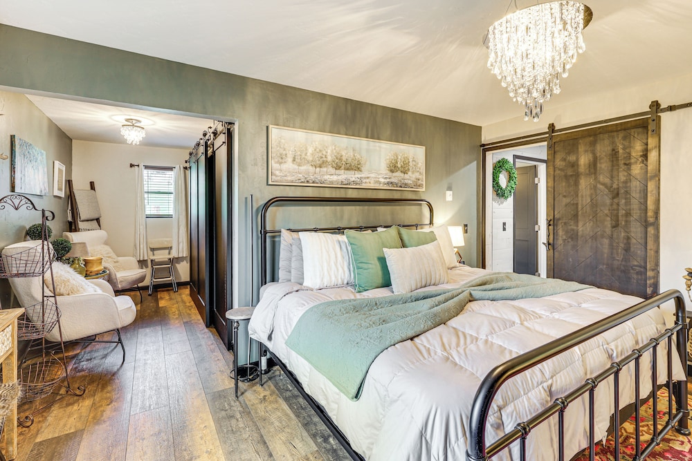 Hot Tub + Arcade Table: Spacious Retreat in Lead