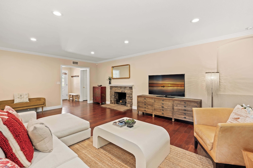 Modern Serenity Near LA Tranquil 3BR Stay