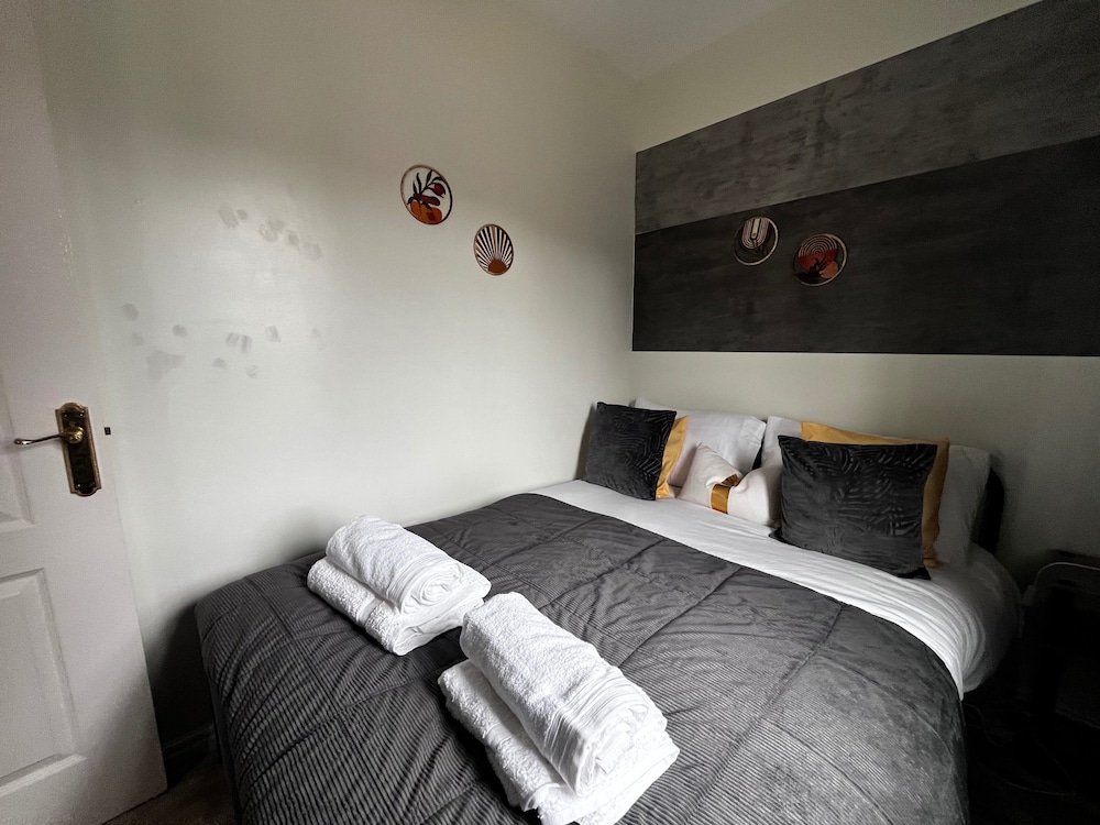 Canterbury Charm - Spacious 4 Bedroom House