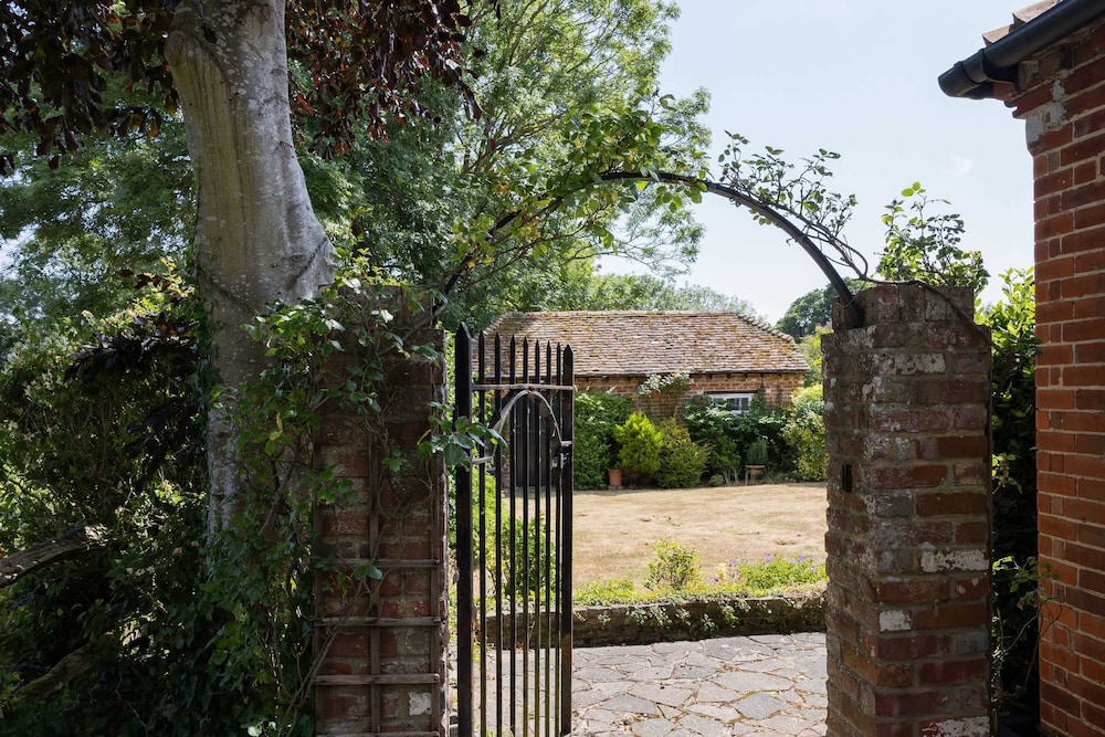 Homely Cottage for 6 Near Chichester Goodwood