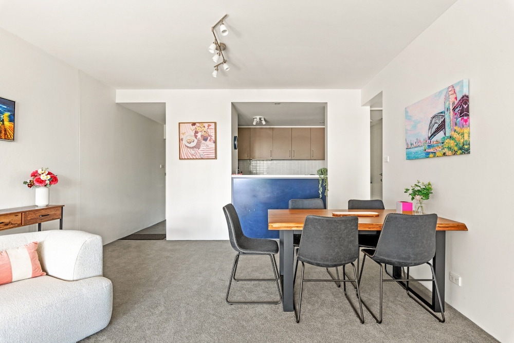 2-bed Harbourside Home With Views in Fab Location